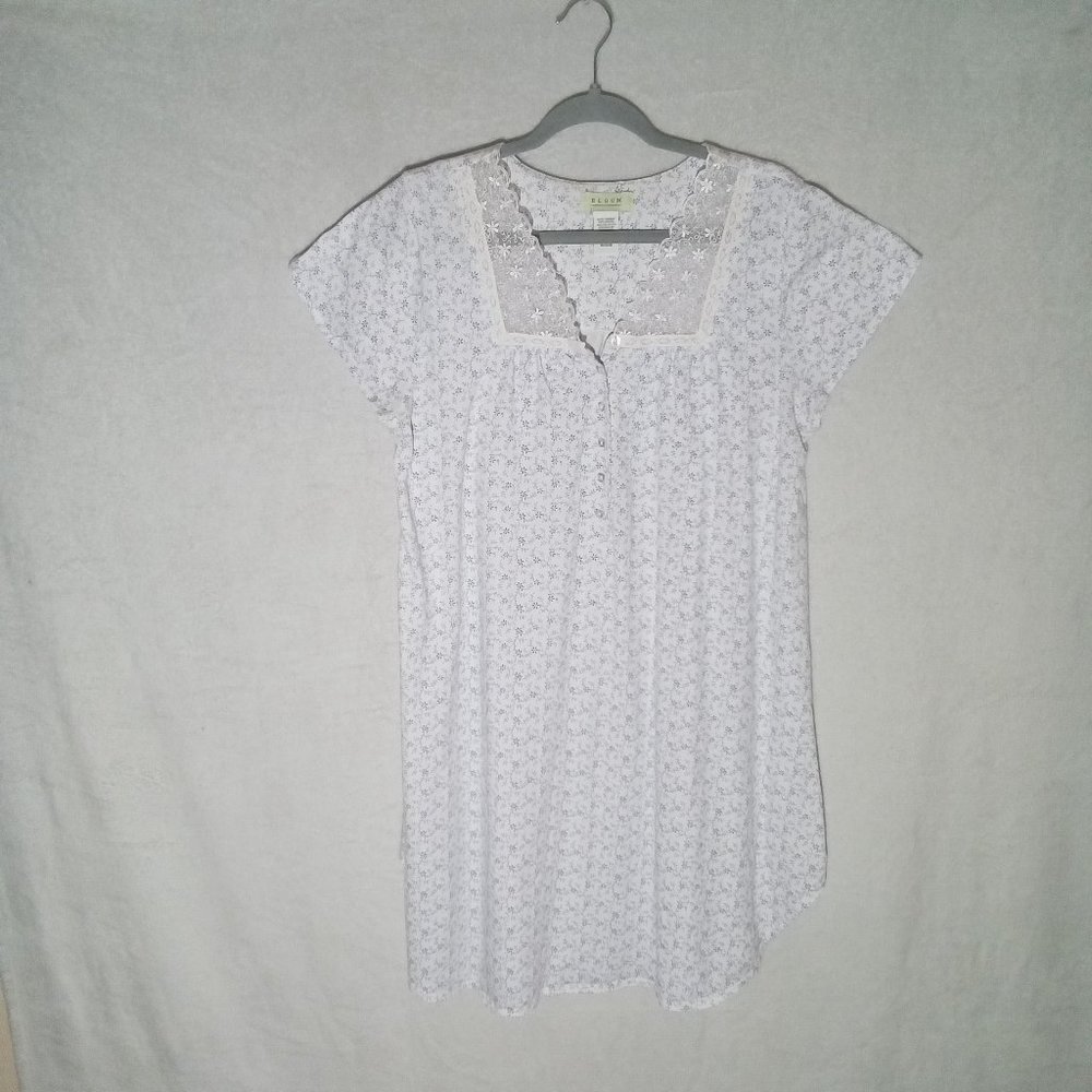 🌕Vintage Bloom Cotton Blend Nighthown Blue And White Floral Print, Size Medium